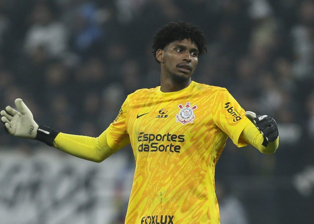 Hugo Souza com a camisa do Corinthians; time paulista precisa pagar multa por ter escalado goleiro contra o Flamengo