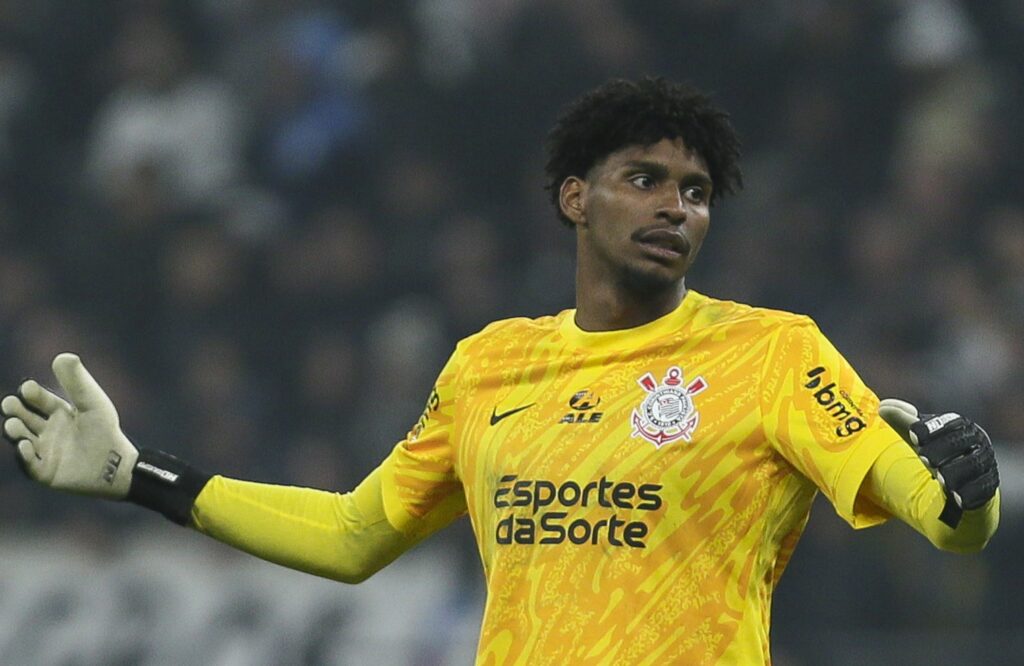 Hugo Souza com a camisa do Corinthians; Flamengo recusa primeira garantia proposta pelo time para compra definitiva