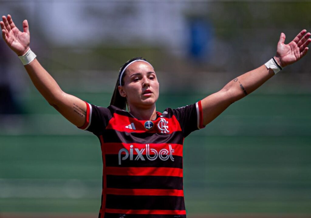 Crivelari comemora gol do Flamengo sobre o Vasco no Caricoa Feminino