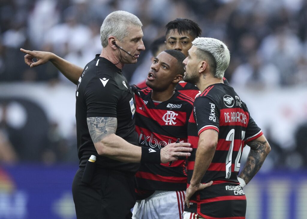 Daronco, De La Cruz, Arrascaeta e Bruno Henrique discutem em Corinthians 0x0 Flamengo pela Copa do Brasil 2024