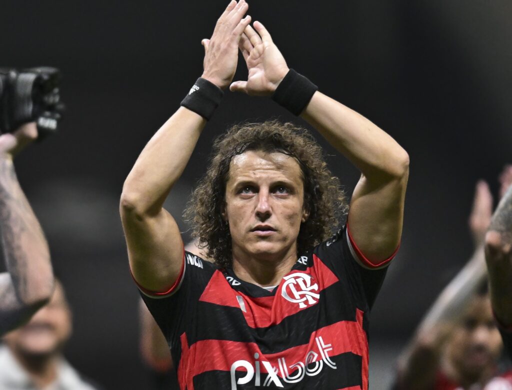 David Luiz em jogo do Flamengo no Brasileirão; zagueiro está fora de jogo contra o Internacional