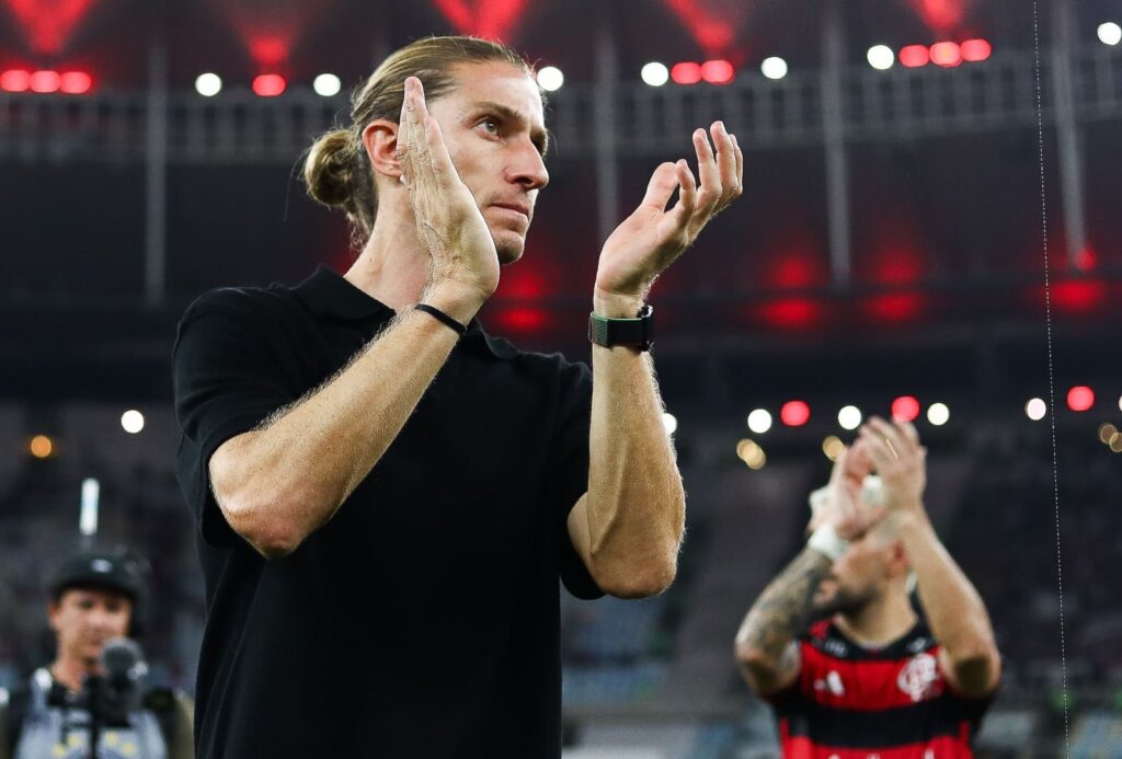 Filipe Luís aplaude a torcida do Flamengo após vitória sobre o Corinthians