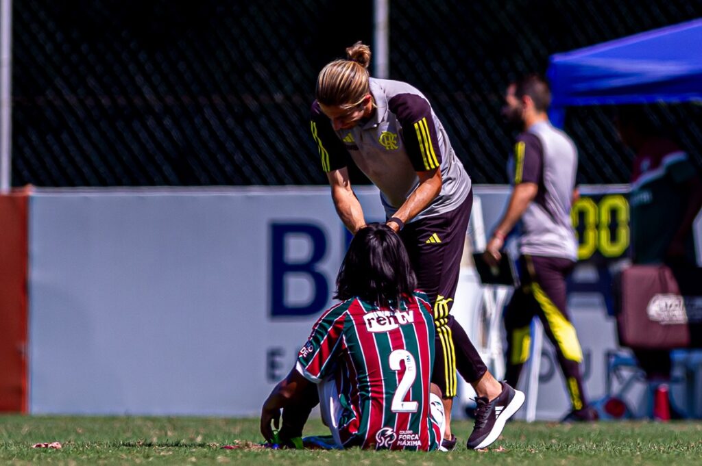 Filipe Luís cumprimenta jogador do Fluminense que estava sentado no chão se lamentando em vitória do Flamengo pela Copa Rio Sub-17 2024