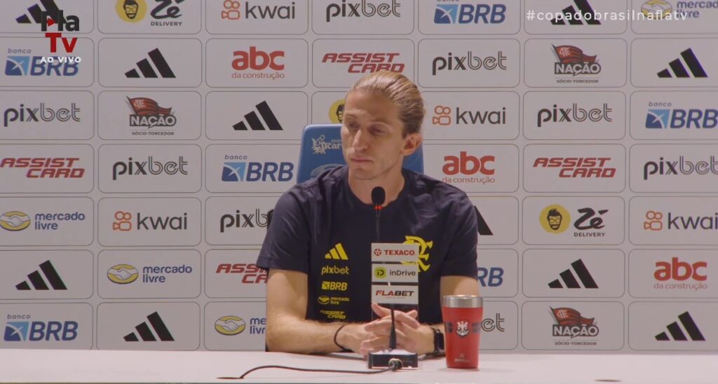 Filipe Luís valoriza apoio da torcida do Flamengo em vitória sobre Corinthians