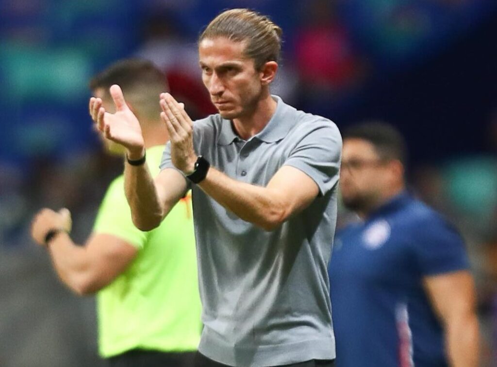 Filipe Luís aplaude time do Flamengo em jogo contra o Bahia