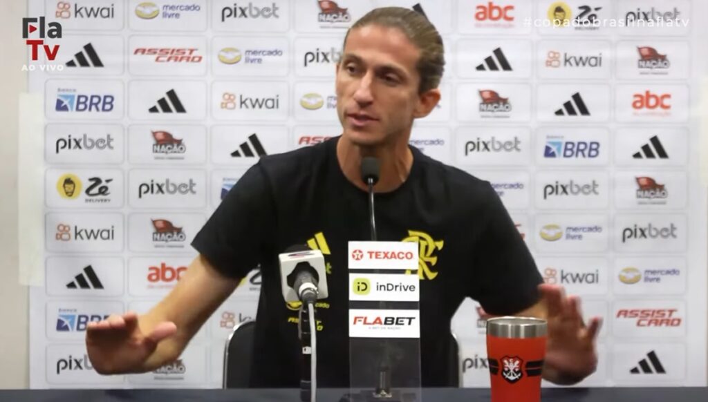 Filipe Luís de braços abertos em tom assertivo sobre arbitragem durante coletiva após Corinthians 0x0 Flamengo pela semifinal da Copa do Brasil 2024