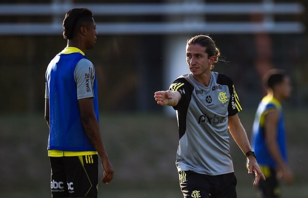 Filipe Luís e Bruno Henrique em treino do Flamengo.