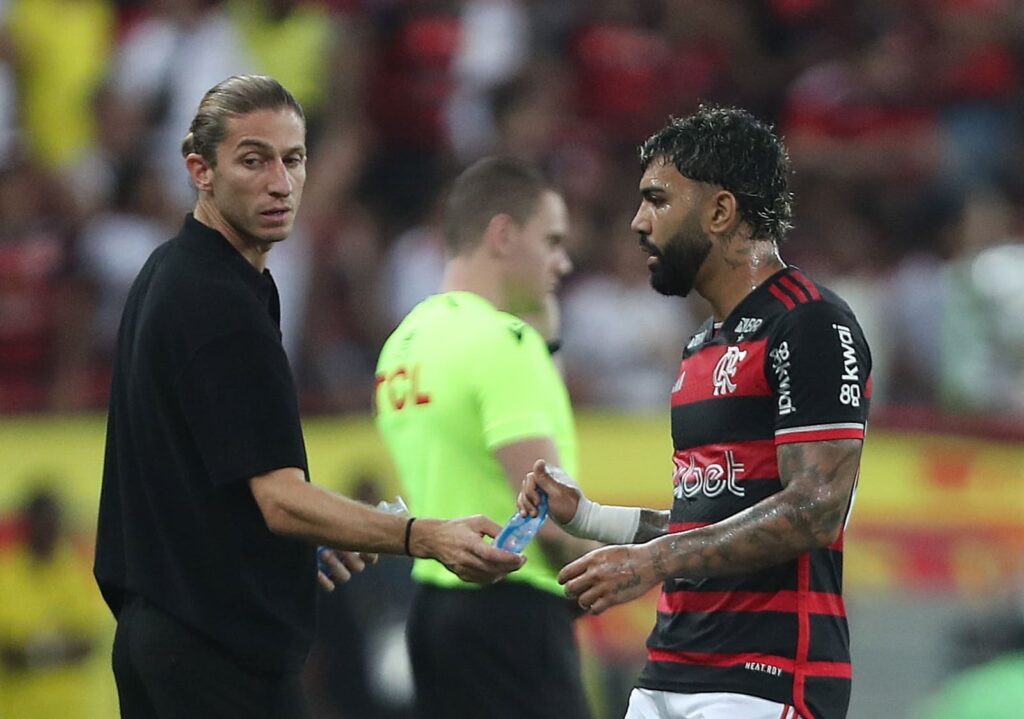 Filipe Luís e Gabigol na beira do campo em Flamengo x Corinthians