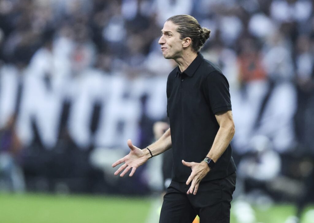 Filipe Luís gesticula em Flamengo x Corinthians