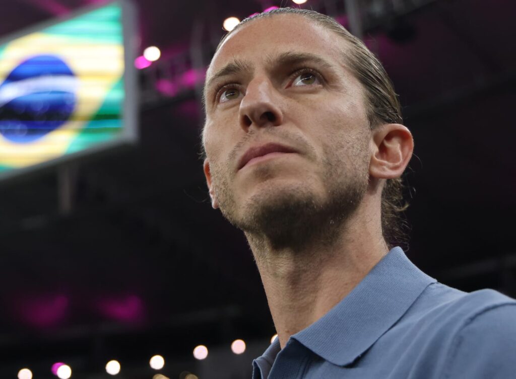 Filipe Luís olha para o lado em jogo do Flamengo