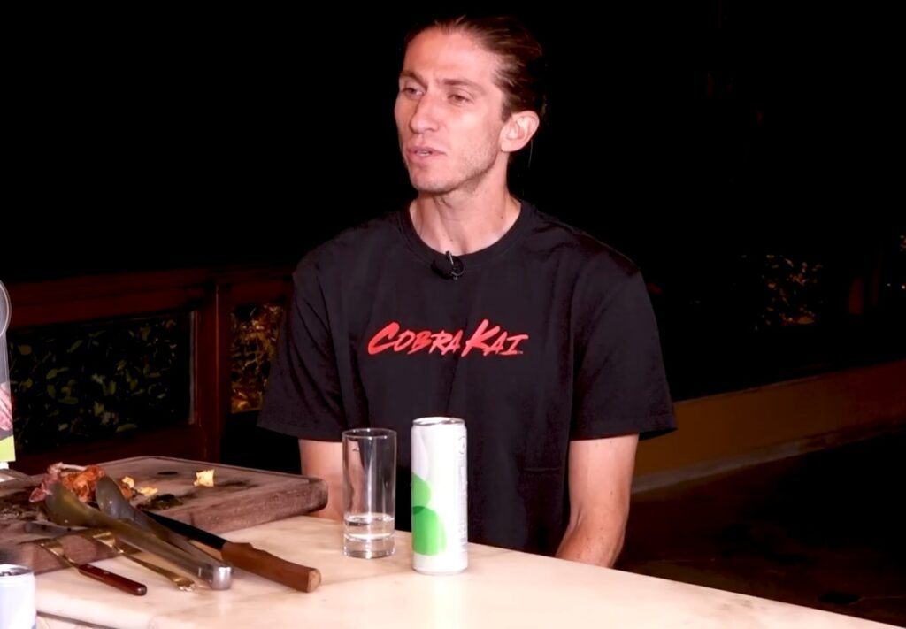 Filipe Luís usa camisa do Cobra Kai e fala em entrevista ao Duda Garbi antes de ser técnico do Flamengo