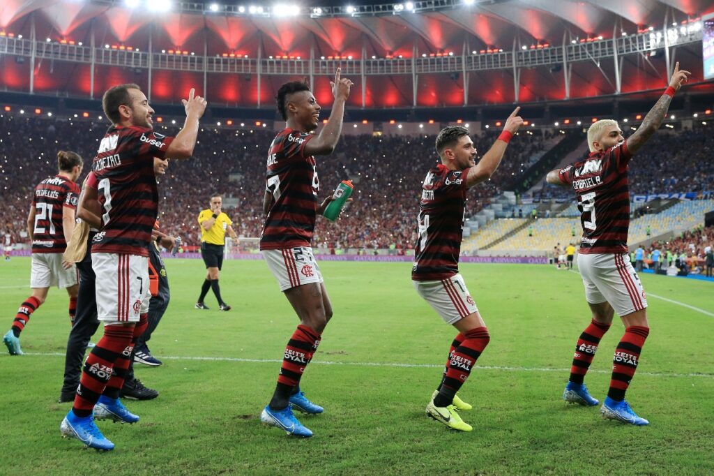 RIO DE JANEIRO, BRASIL - 23 DE OUTUBRO: Gabriel Barbosa, do Flamengo, comemora com companheiros de equipe após marcar durante a partida de volta da semifinal entre Flamengo e Grêmio, como parte da Copa CONMEBOL Libertadores, no Estádio do Maracanã, em 23 de outubro de 2019, no Rio de Janeiro, Brasil