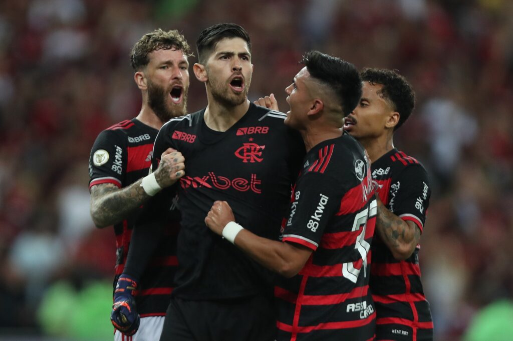 Rossi, Léo Pereira, Alcaraz e Allan comemoram defesa de pênalti em jogo do Flamengo