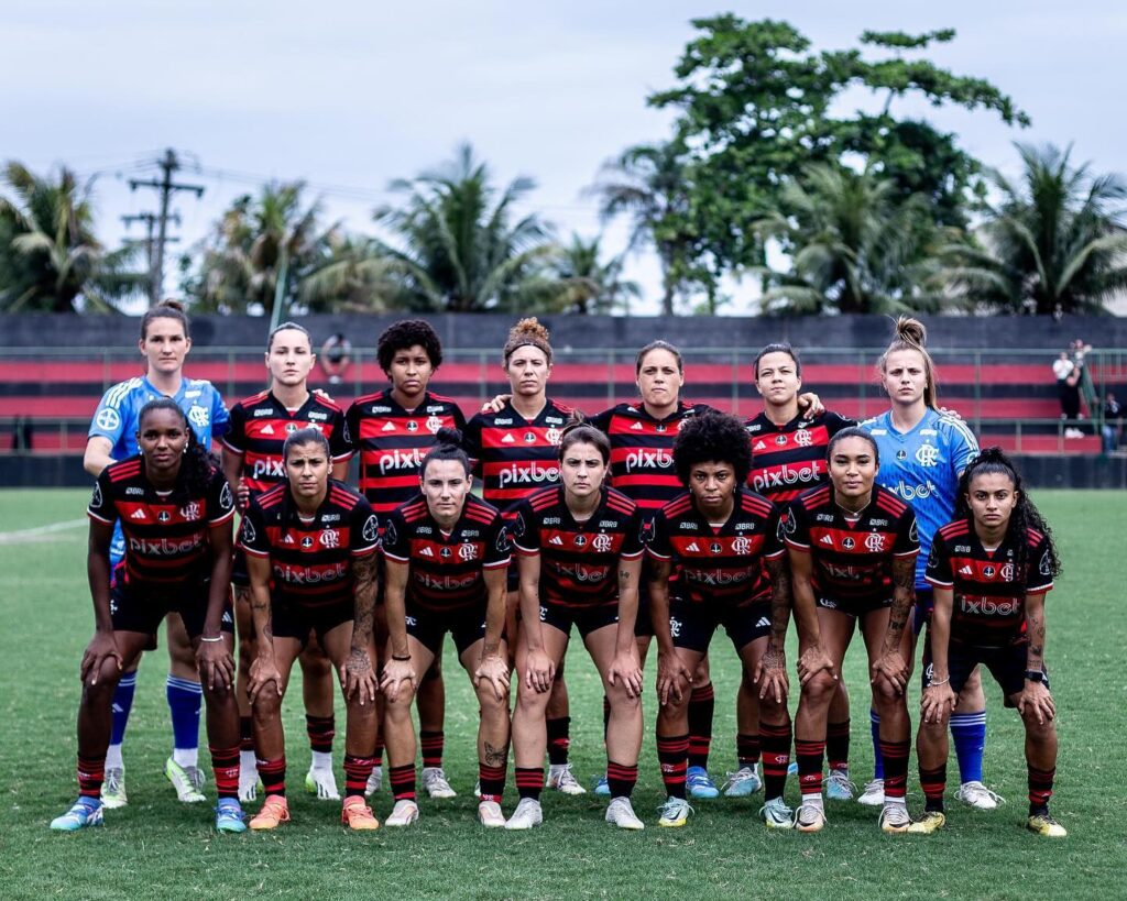 Time do Flamengo perfilado antes de jogo do Carioca Feminino