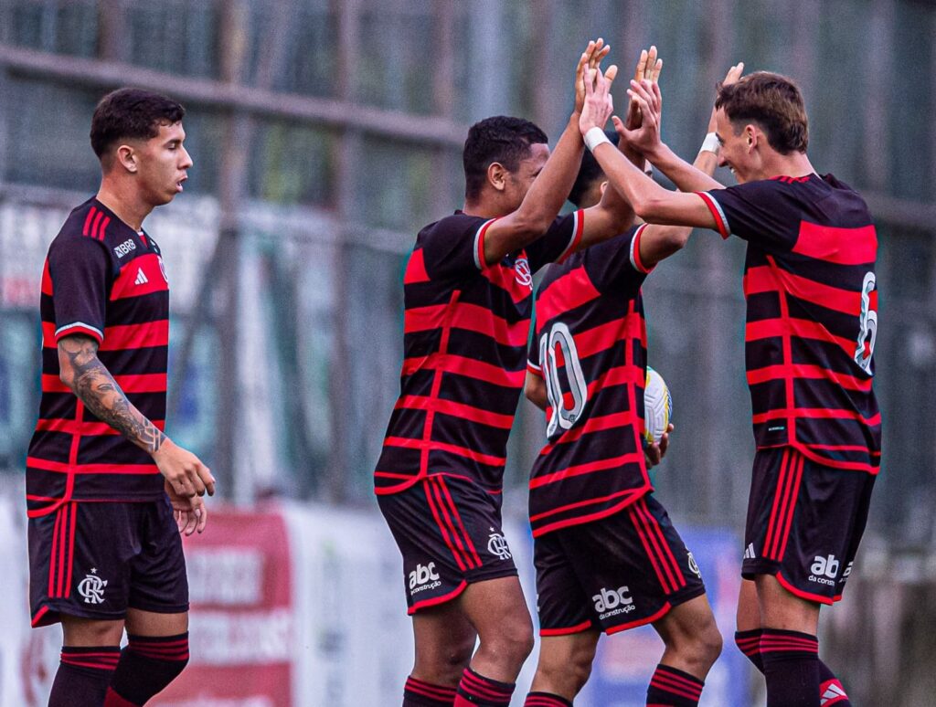 Sub-20 do Flamengo comemora gol; time venceu o Porto Vitória na Copa do Brasil Sub-20