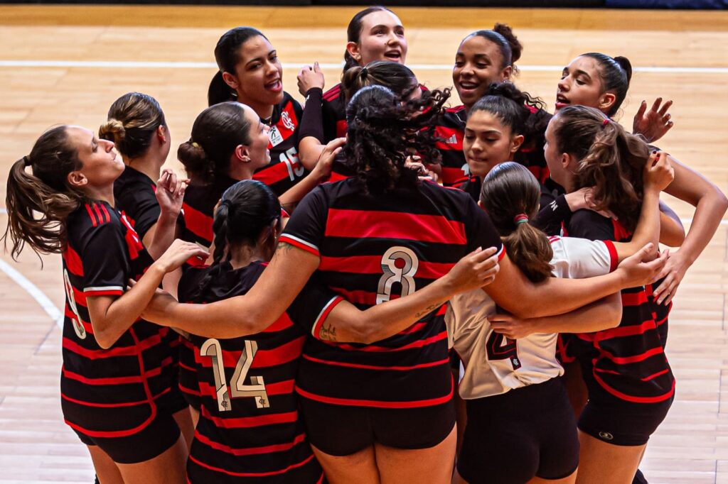 Time do Flamengo comemora vitória na Superliga C; time foi campeão e conquistou acesso à B