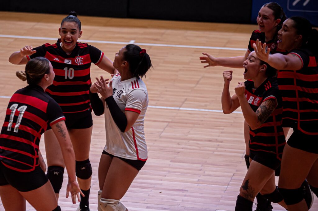 Jogadoras do Flamengo comemoram vitória na Superliga C