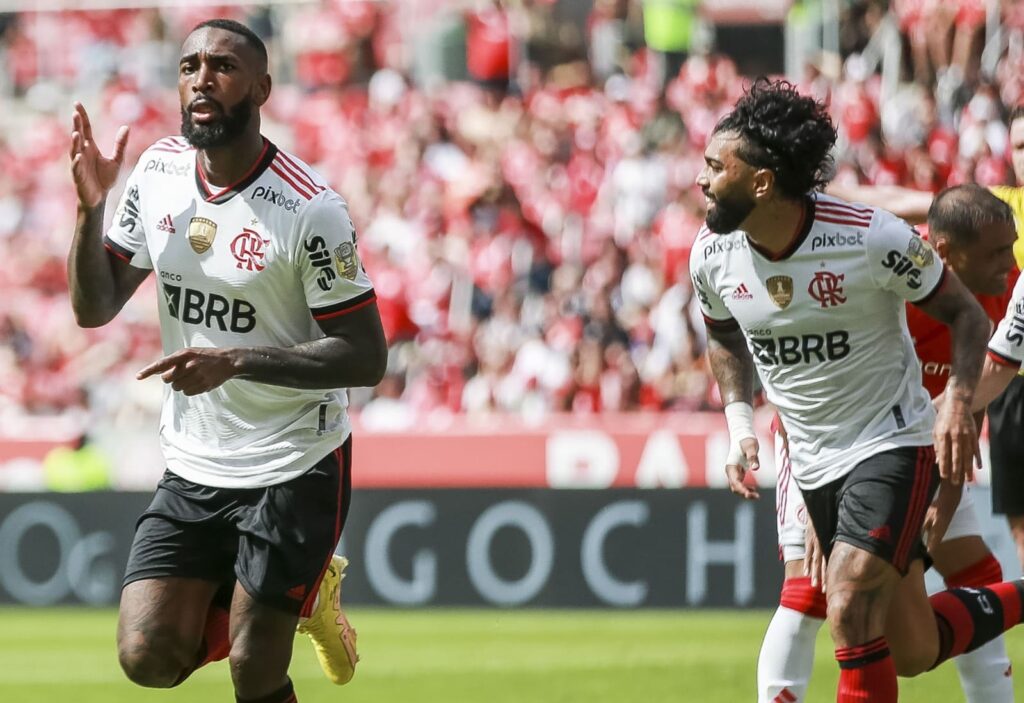 Gerson comemora gol no Beira-Rio; vitória do Flamengo sobre o Internacional no Brasileirão pode "ajudar" também no Palmeiras