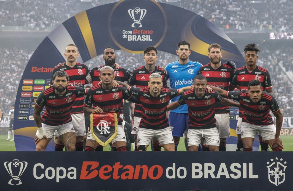 Time do Flamengo perfilado antes de enfrentar o Corinthians na Copa do Brasil