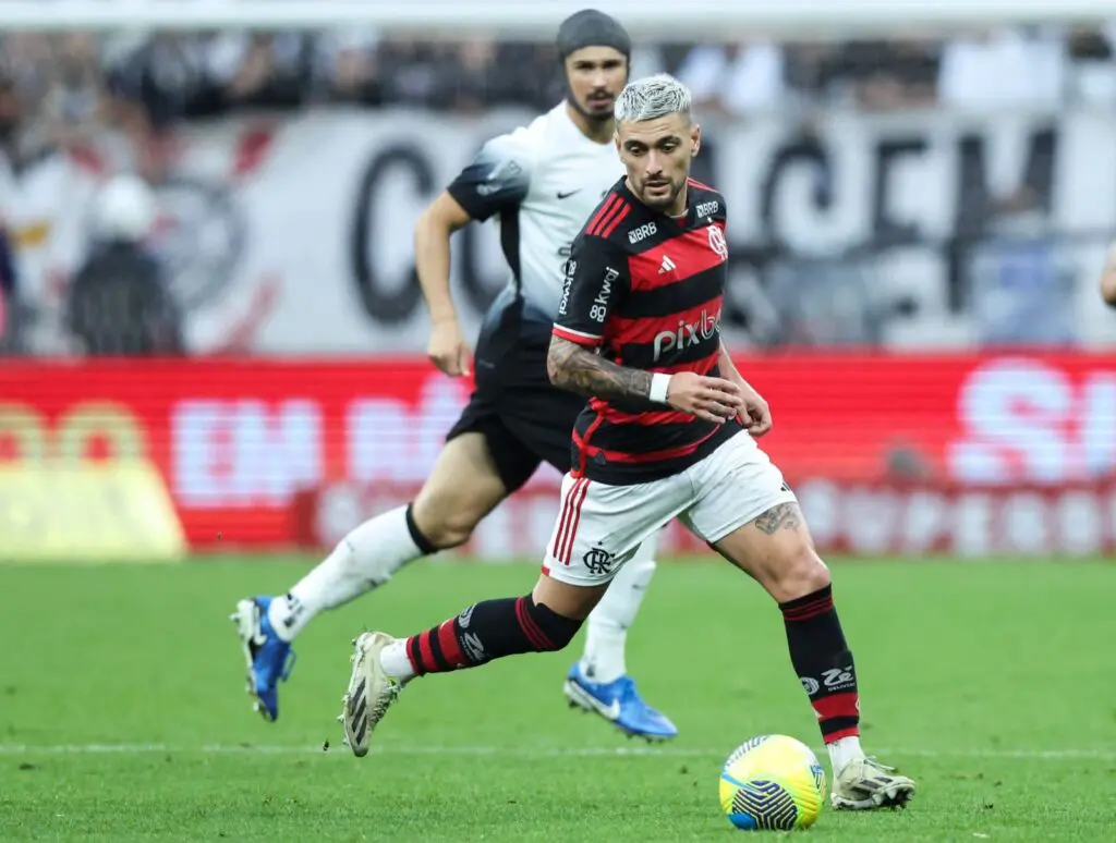 Arrascaeta com a bola em Corinthians x Flamengo na Copa do Brasil; time se aproxima de metas da premiação