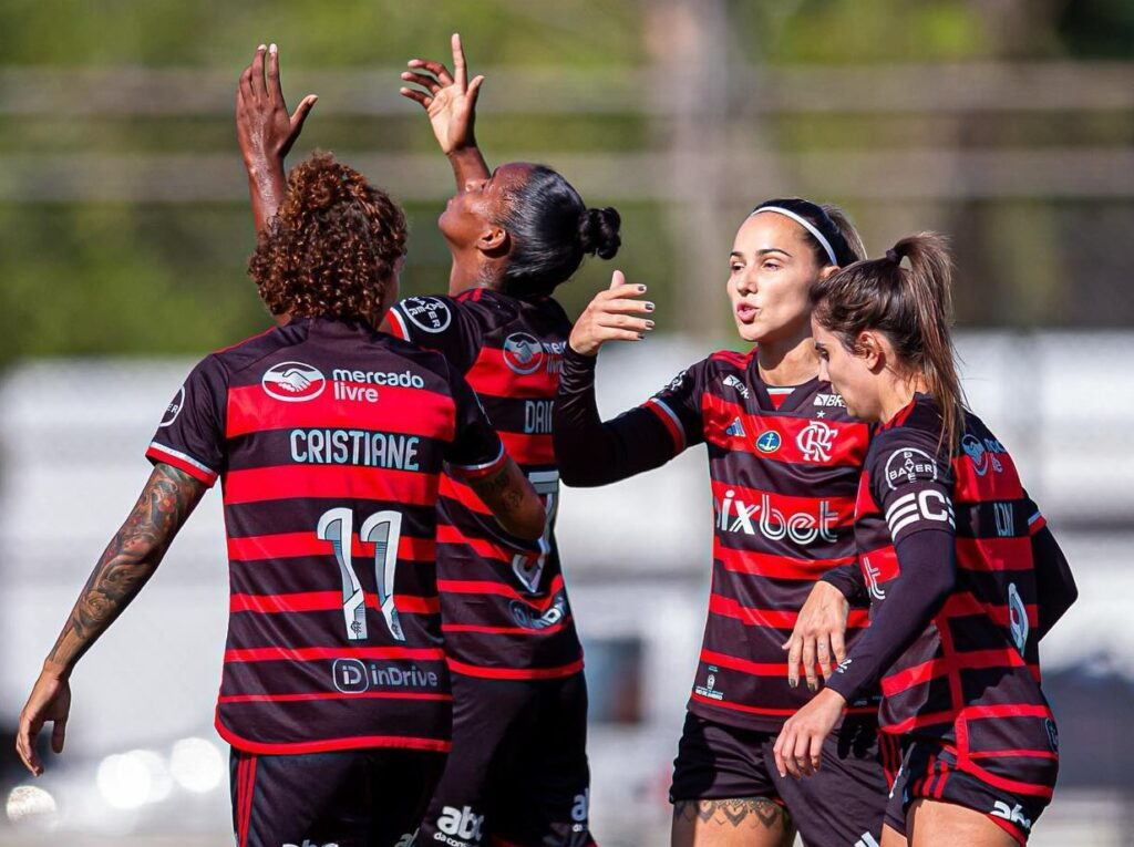 Jogadoras do Flamengo comemoram gol sobre o Araruama na estreia do Carioca Feminino