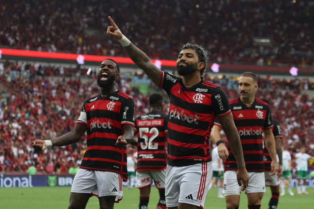 Gabigol, Gerson e Léo Ortiz comemoram gol do Flamengo em vitória sobre o Juventude no Maracanã