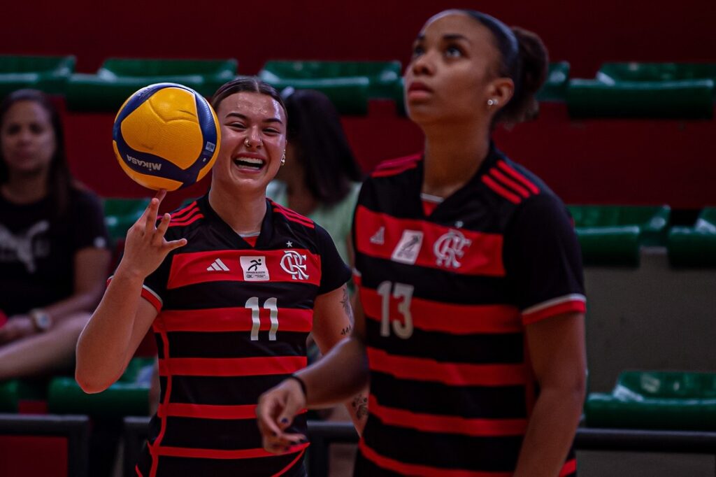 Jogadoras do Flamengo aquecendo antes de enfrentar o Paineras na Superliga C