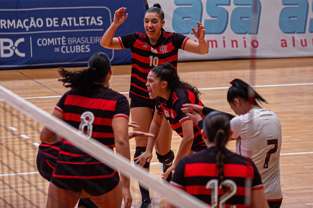 De virada, Flamengo supera Vôlei Louveira e assume a ponta da Superliga C