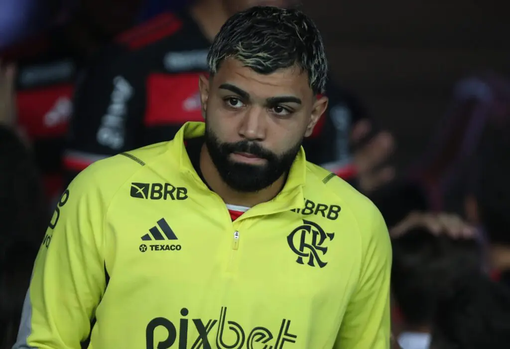 Gabigol com agasalho do Flamengo entrando com time em campo