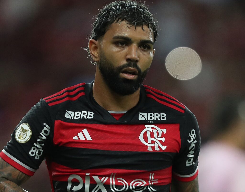 Gabigol deixando o campo no Fla x Flu; Santos esfria interesse no atacante