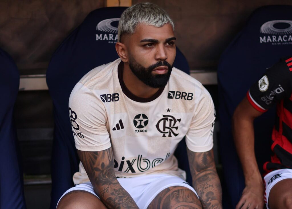 Gabigol ajeitando meião do Flamengo no banco do Maracanã