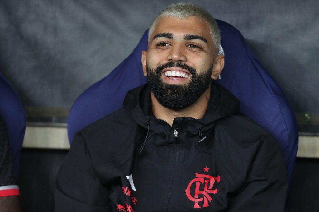 Gabigol sorri no banco de reservas do Maracanã; Landim acredita em reviravolta com Filipe Luís e renovação