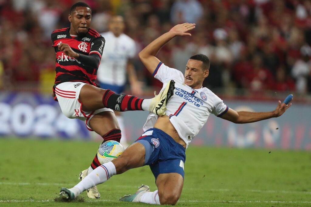 Lorran, do Flamengo, tenta chutar a bola ao lado de Gabriel Xavier do Bahia durante a partida entre Flamengo e Bahia no Brasileirão 2024 no Estádio do Maracanã