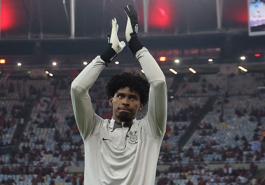 Hugo Souza no Maracanã em Flamengo x Corinthians; time paulista cogita ir à Justiça para comprar goleiro