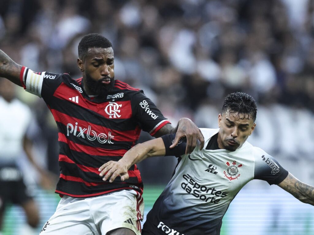 Gerson disputa bola com jogador do Corinthians em jogo que Flamengo se classificou para a final da Copa do Brasil