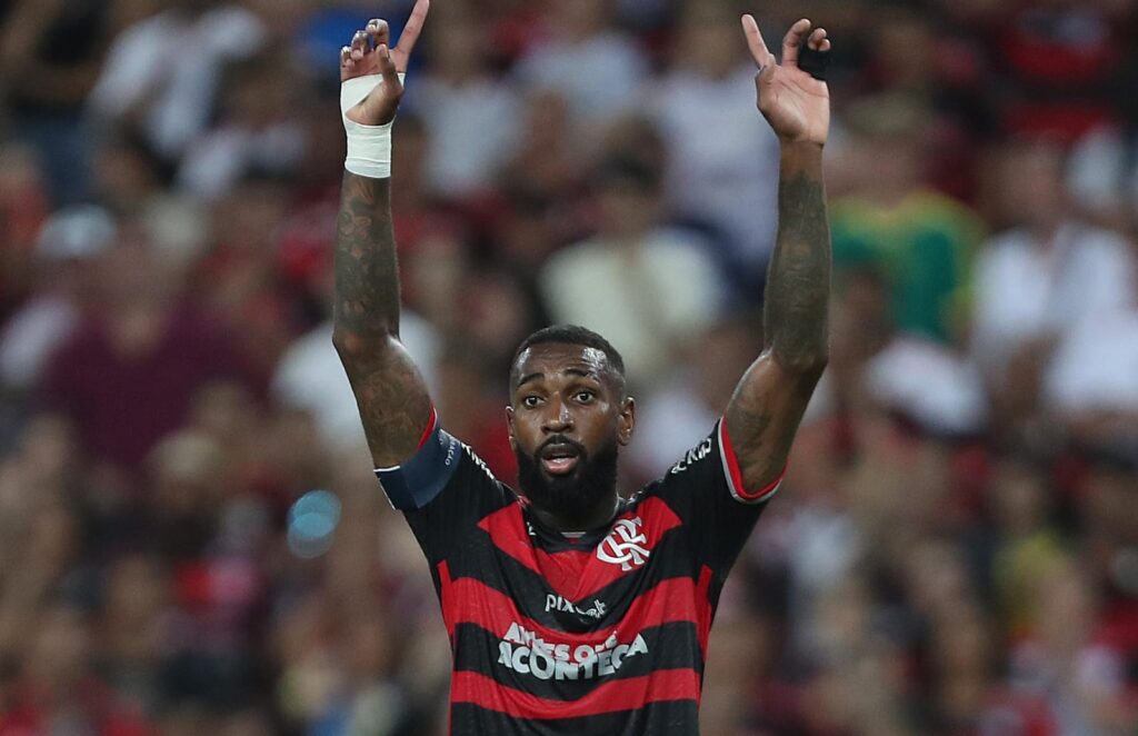 Gerson de braços levantados durante jogo do Flamengo