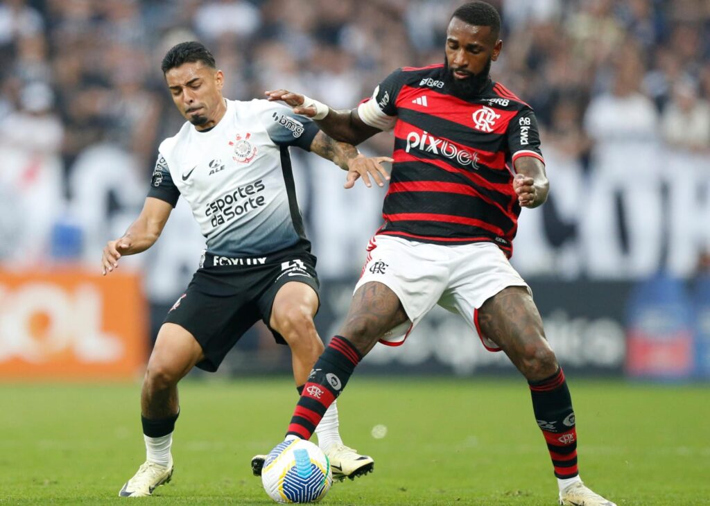 Gerson divide bola com Matheus Bidu no Flamengo x Corinthians