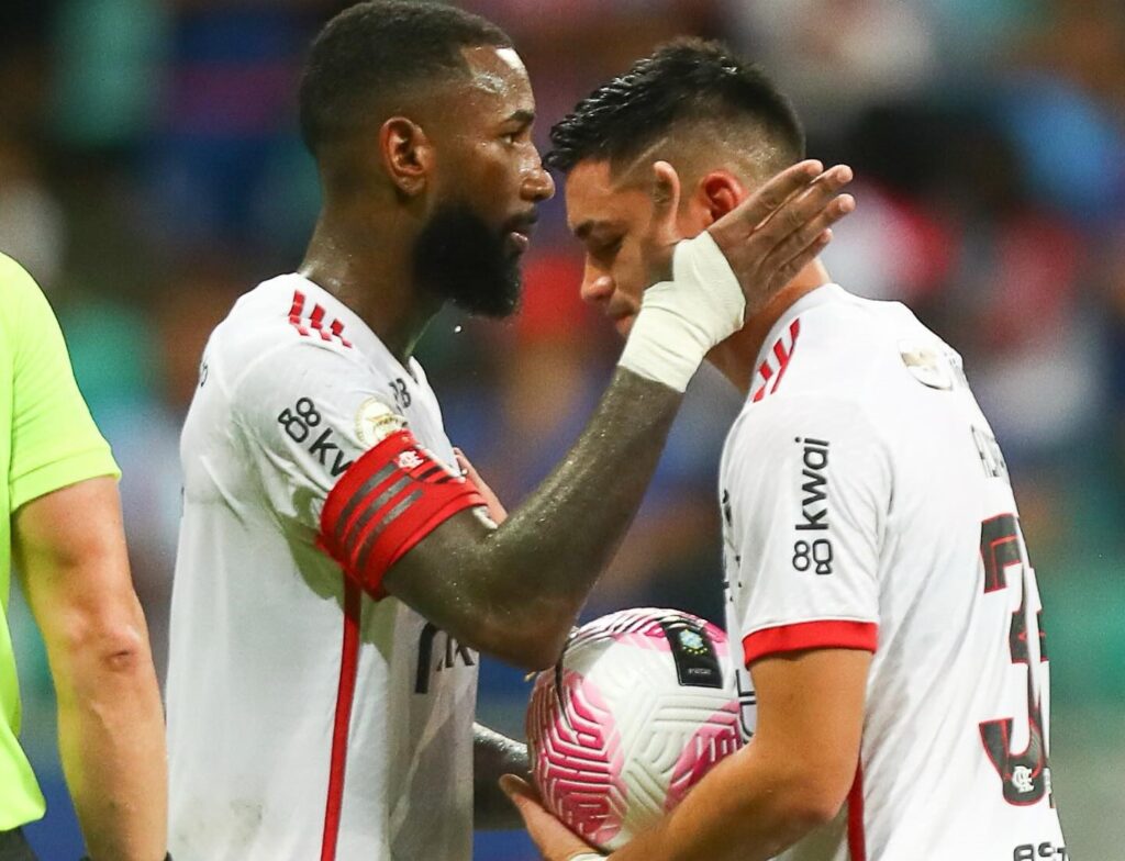 Gerson passa a bola e abraça Alcaraz antes de cobrança de pênalti em Bahia x Flamengo