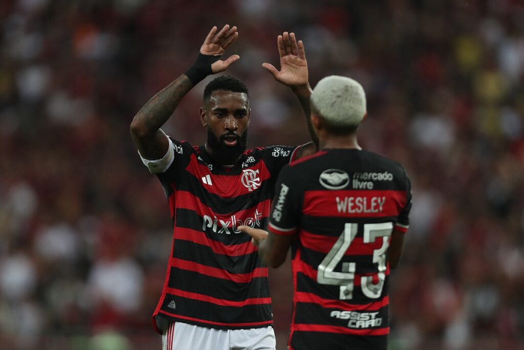 Gerson cumprimenta Wesley durante jogo do Flamengo contra o Cruzeiro, no Maracanã, pelo Brasileirão 2024