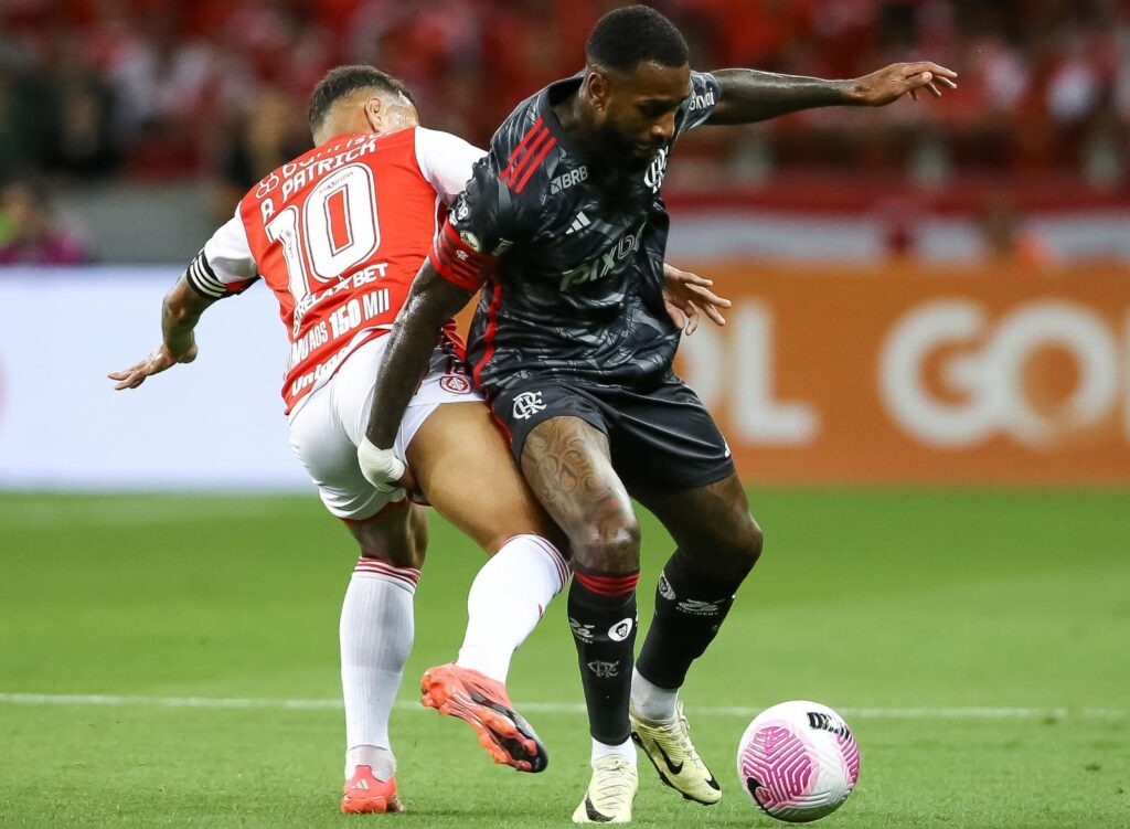 Gerson em dividida com Alan Patrick no Internacional x Flamengo