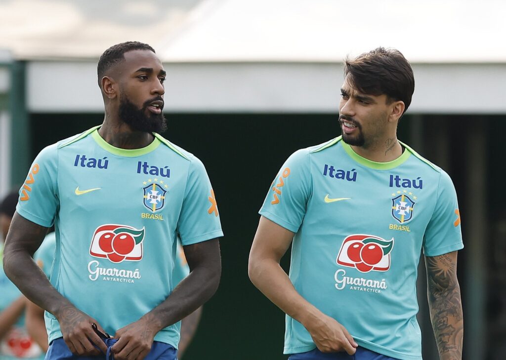 Gerson e Paquetá conversam em treino da Seleção Brasileira; Dorival vai escalar meia do Flamengo após suspensão de Paquetá