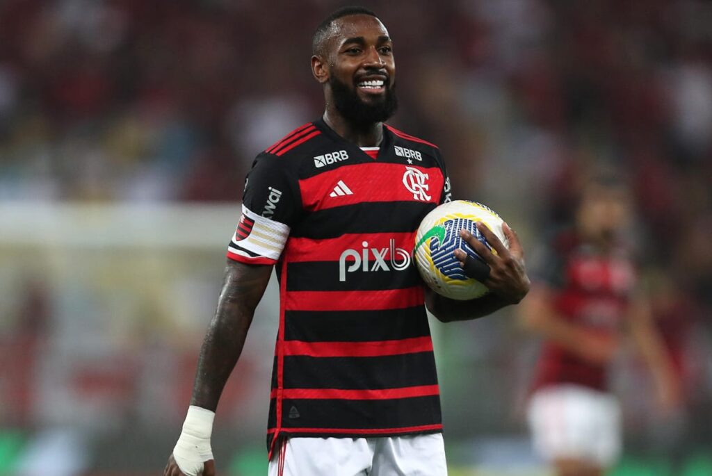 Gerson sorri com bola na mão em Flamengo x Bahia