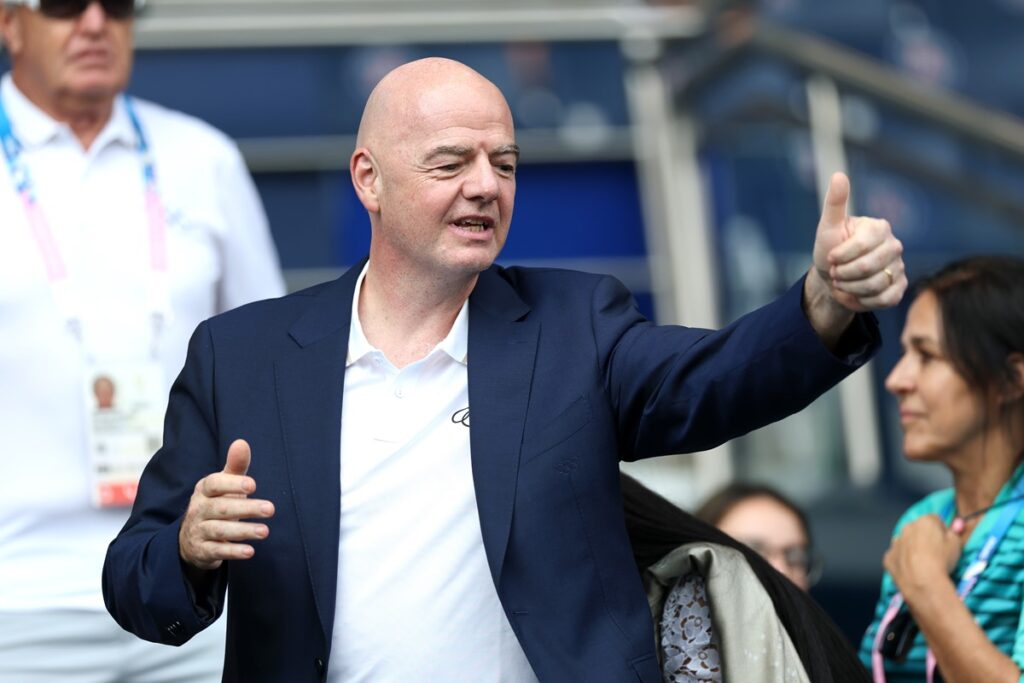 Gianni Infantino, presidente da Fifa, faz sinal de positivo; ele tem recebido críticas pelo Super Mundial de Clubes 2025