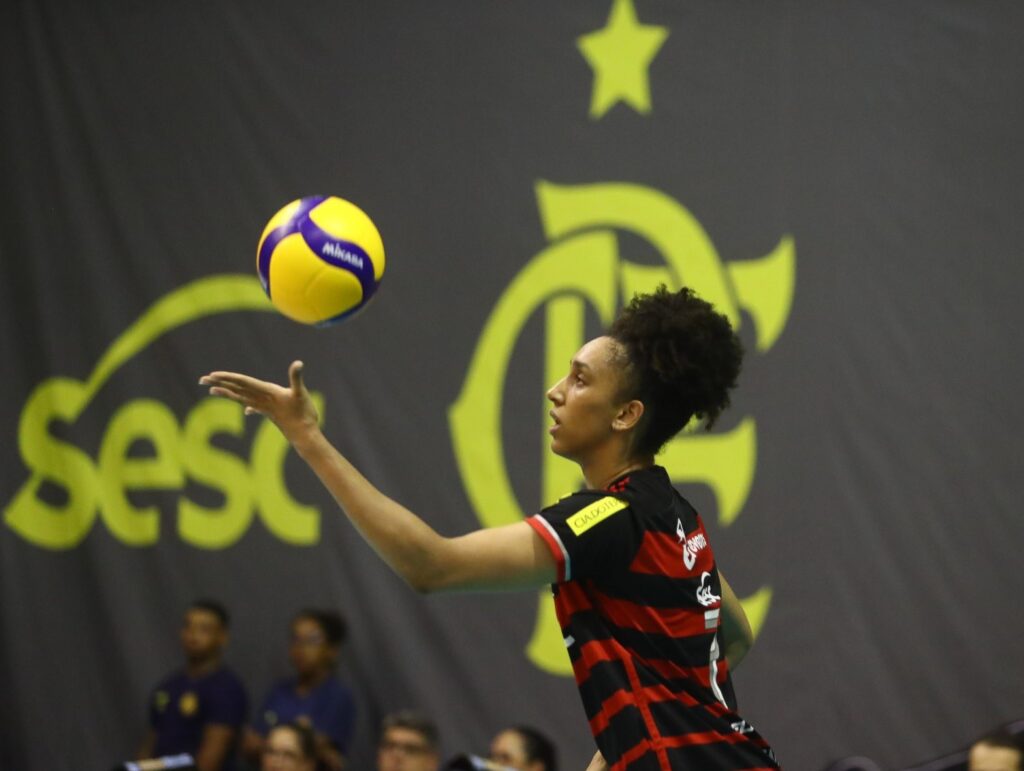 Lorena sacando em jogo do Sesc Flamengo na Superliga Feminina; veja informações sobre ingressos para jogo contra o Pinheiros