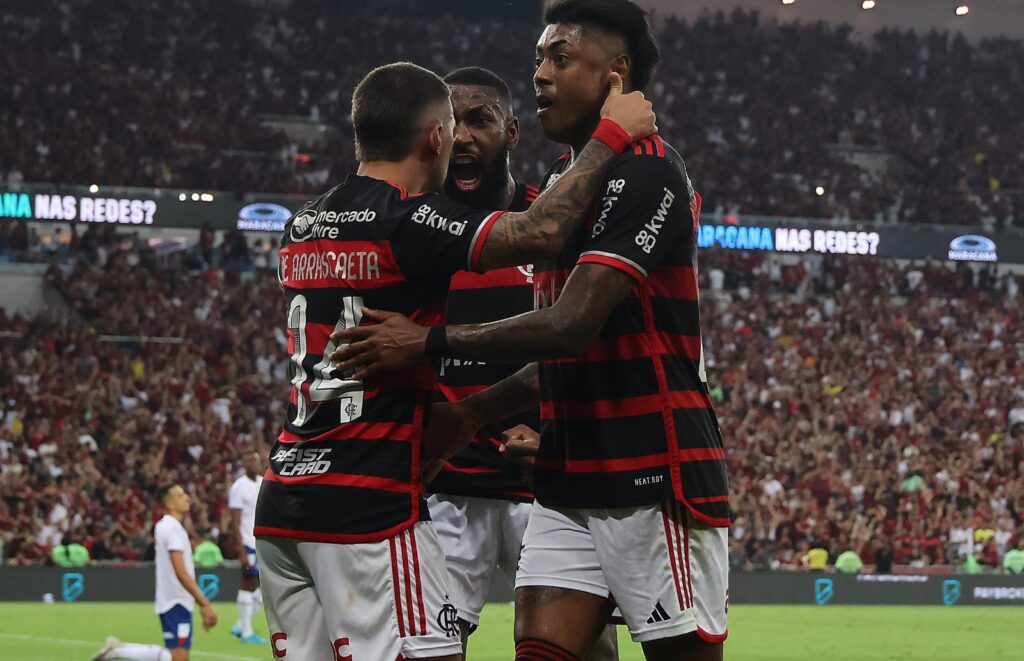 Jogadores do Flamengo, Gerson, Arrascaeta e Bruno Henrique, comemoram gol contra o Bahia