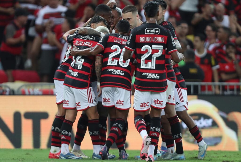 Jogadores do Flamengo comemoram gol no Brasileirão