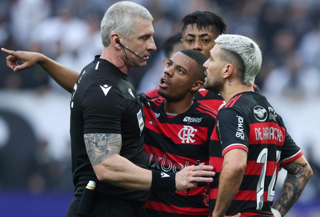 Jogadores do Flamengo discutem com Anderson Daronco