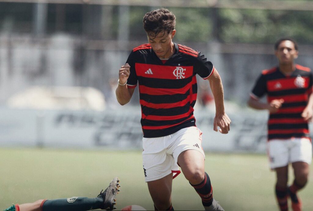 Jovem do Flamengo durante jogo do Torneio Guilherme Embry