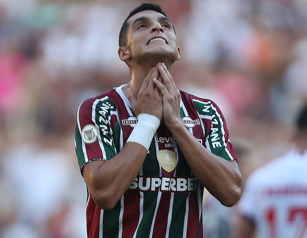 Kevin Serna em campo pelo Fluminense; atacante sofre lesão e não enfrenta o Flamengo