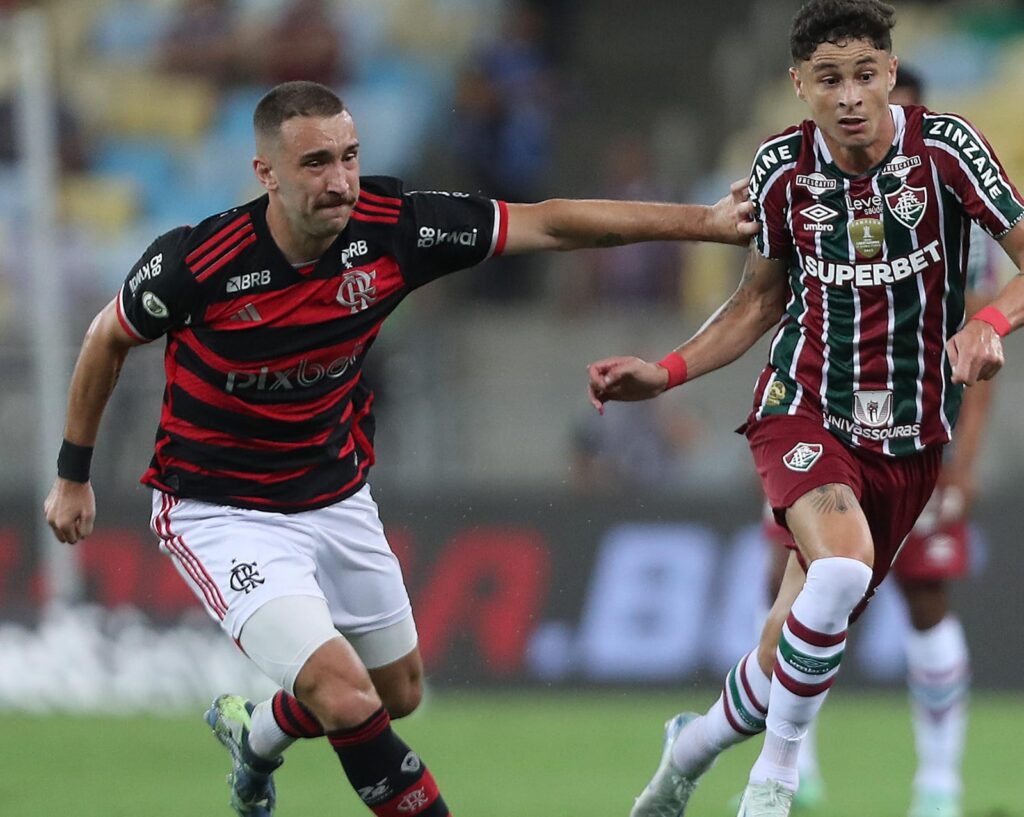 Léo Ortiz usa braço em dividida no Flamengo x Fluminense